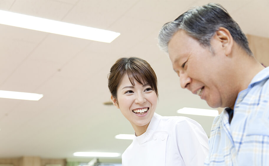 看護助手と患者さんのイメージ