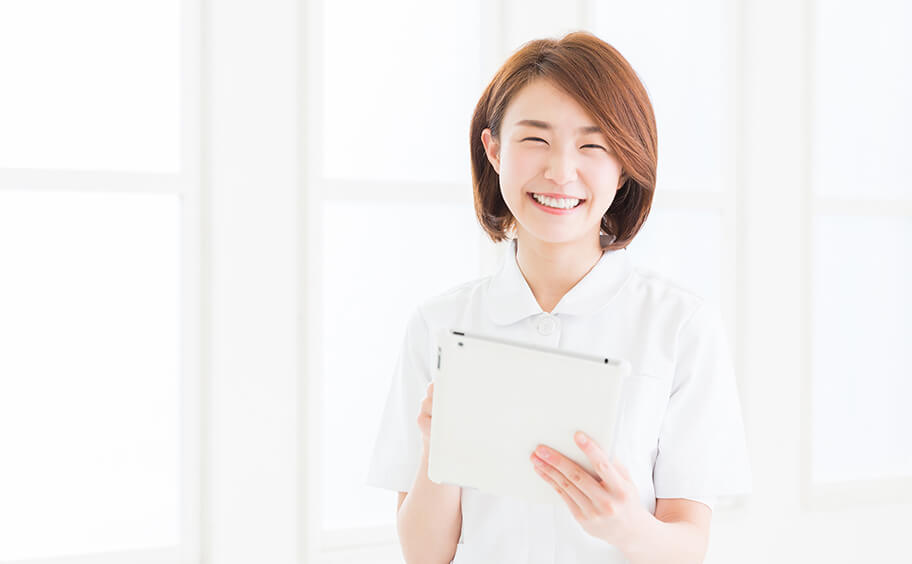 女性の看護助手